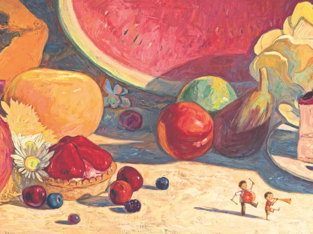 Dos chicos se pasean entre un festín de frutas y una tarta gigantes. El primero va tocando una especia de trompeta y el que le sigue, algo similar a un tambor.