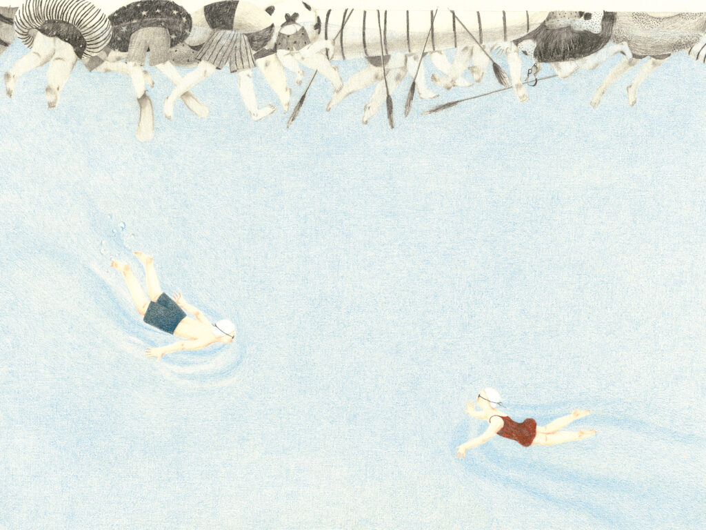 Dentro del agua. En la parte superior están los pies de las personas con flotador. Un chico con bañador azul bucea hacia el fono y una chica con bañador rojo va a su encuentro. Ambos llevan gorro de natación blanco y gafas de buceo.